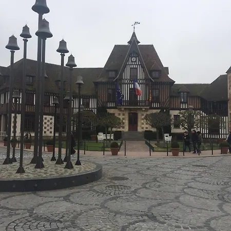 O Fil De L'eau Piscine Chauffee * Deauville