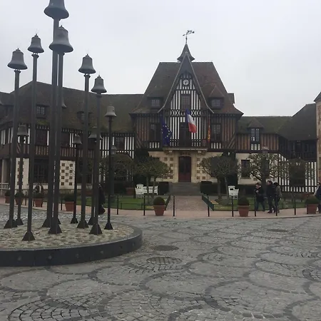 O Fil De L'eau Piscine Chauffee * ドーヴィル